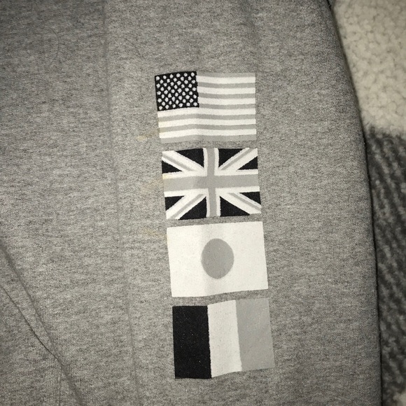 Gray sweatshirt with cute details - Picture 3 of 5